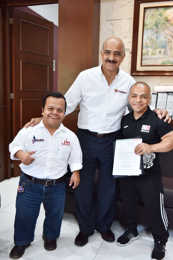 El alcalde Ricardo Ahued Bardahuil se reunió con Jacob Zayas García, presidente de la Asociación Civil “Somos Pequeños Veracruz” y con el joven deportista David Montiel.