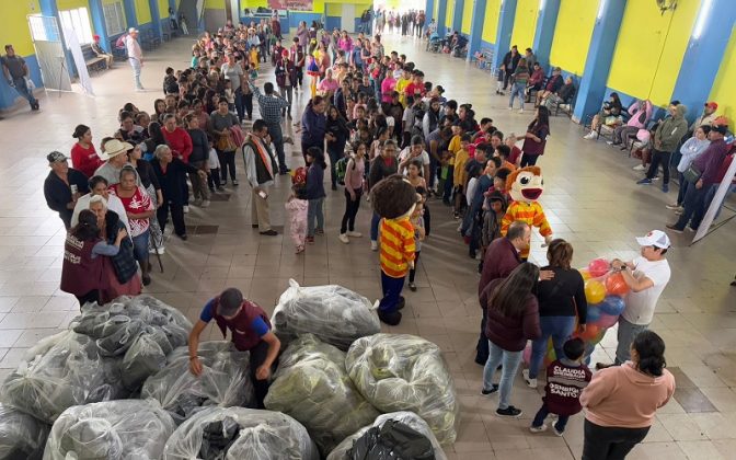 Enrique Santos llevó cobijo y alegría este domingo a Tuzamapan